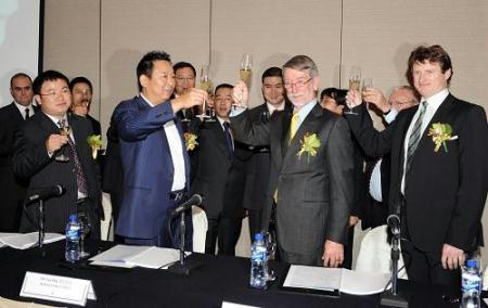 Hanlong&nbsp;Mining's&nbsp;51&nbsp;percent&nbsp;investment&nbsp;in&nbsp;Australia's&nbsp;Moly&nbsp;Mines&nbsp;Limited&nbsp;has&nbsp;gained&nbsp;approval&nbsp;from&nbsp;the&nbsp;Australian&nbsp;Foreign&nbsp;Investment&nbsp;Review&nbsp;Board.&nbsp;