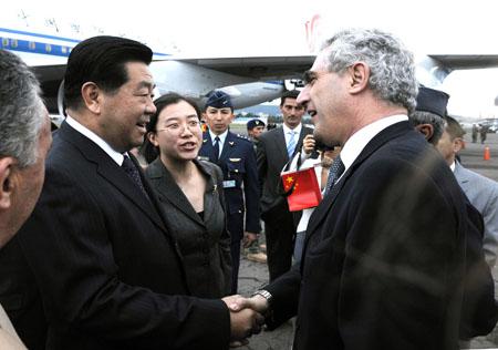 Jia Qinglin (L), chairman of the Chinese People's Political Consultative Conference (CPPCC) National Committee, is welcomed by Ecuadorian officials upon his arrival in Quito, Nov. 23, 2009. Jia kicked off his official good-will visit to Ecuador.(Xinhua/Fan Rujun)