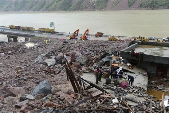 Continuous rainstorms in Sichuan Province have caused mudslides, affecting 55 thousand local residents. The heavy rain has already dealt an estimated 300 million yuan in economic loss to the city of Ya'an alone.