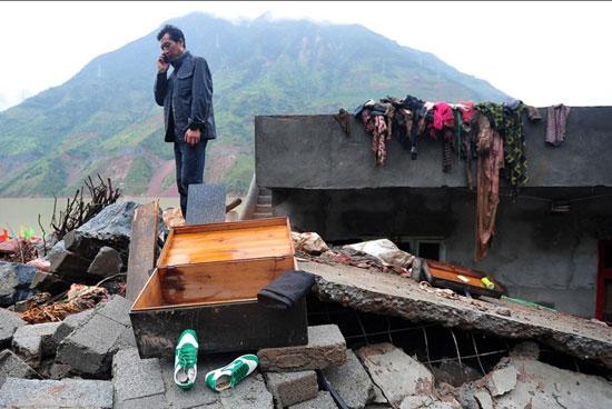 Continuous rainstorms in Sichuan Province have caused mudslides, affecting 55 thousand local residents. The heavy rain has already dealt an estimated 300 million yuan in economic loss to the city of Ya'an alone.