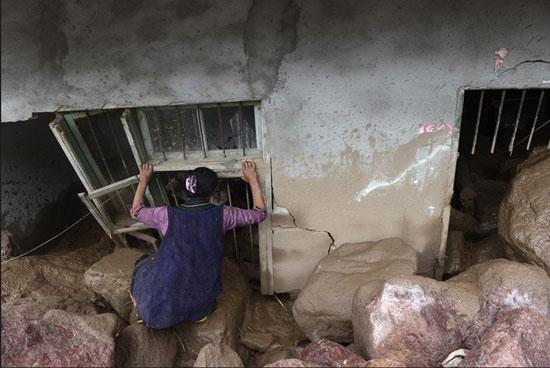 Continuous rainstorms in Sichuan Province have caused mudslides, affecting 55 thousand local residents. The heavy rain has already dealt an estimated 300 million yuan in economic loss to the city of Ya'an alone.