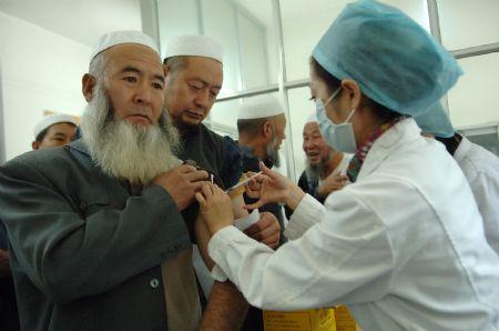A&nbsp;Muslim&nbsp;is&nbsp;injected&nbsp;with&nbsp;the&nbsp;vaccine&nbsp;against&nbsp;the&nbsp;A/H1N1&nbsp;flu&nbsp;in&nbsp;Xining,&nbsp;northwest&nbsp;China's&nbsp;Qinghai&nbsp;Province,&nbsp;on&nbsp;Oct.&nbsp;23,&nbsp;2009.&nbsp;Some&nbsp;700&nbsp;Muslims&nbsp;on&nbsp;pilgrimage&nbsp;to&nbsp;Mecca&nbsp;in&nbsp;Saudi&nbsp;Arabia&nbsp;this&nbsp;year&nbsp;received&nbsp;free&nbsp;A/H1N1&nbsp;flu&nbsp;inoculations&nbsp;on&nbsp;Friday&nbsp;at&nbsp;Xining&nbsp;Center&nbsp;for&nbsp;Disease&nbsp;Control&nbsp;and&nbsp;Prevention.&nbsp;(Xinhua/Zhang&nbsp;Hongxiang)