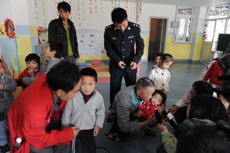 Parents&nbsp;retrieve&nbsp;their&nbsp;kids&nbsp;who&nbsp;were&nbsp;abducted&nbsp;by&nbsp;fraud&nbsp;and&nbsp;eventually&nbsp;rescued&nbsp;by&nbsp;Police&nbsp;during&nbsp;a&nbsp;reunion&nbsp;meeting&nbsp;of&nbsp;parents&nbsp;with&nbsp;their&nbsp;abducted&nbsp;kids,&nbsp;at&nbsp;the&nbsp;Children&nbsp;Welfare&nbsp;Home,&nbsp;in&nbsp;Guiyang,&nbsp;southwest&nbsp;China's&nbsp;Guizhou&nbsp;Province,&nbsp;Oct.&nbsp;29,&nbsp;2009.&nbsp;By&nbsp;the&nbsp;end&nbsp;of&nbsp;October&nbsp;12,&nbsp;The&nbsp;Chinese&nbsp;police&nbsp;have&nbsp;freed&nbsp;some&nbsp;2,008&nbsp;children&nbsp;in&nbsp;a&nbsp;harsh&nbsp;crackdown&nbsp;on&nbsp;human&nbsp;trafficking&nbsp;as&nbsp;of&nbsp;April&nbsp;9,&nbsp;2009,&nbsp;and&nbsp;registered&nbsp;DNA&nbsp;and&nbsp;blood&nbsp;type&nbsp;of&nbsp;the&nbsp;children&nbsp;into&nbsp;the&nbsp;national&nbsp;DNA&nbsp;database&nbsp;on&nbsp;women&nbsp;and&nbsp;children&nbsp;trafficking.&nbsp;(Xinhua/Wu&nbsp;Dongjun)
