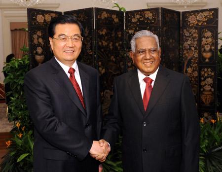 Chinese President Hu Jintao (L) shakes hands with Singapore's President S.R. Nathan during their meeting in Singapore, on Nov. 11, 2009. Hu Jintao arrived here on Wednesday for a state visit and the Economic Leaders Meeting of the Asia-Pacific Economic Cooperation (APEC), scheduled for Saturday and Sunday. (Xinhua/Huang Jingwen)