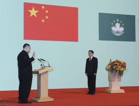 Chinese President Hu Jintao (R) administers as Fernando Chui Sai On (L) is sworn in as the Macao Special Administrative Region (SAR) Chief Executive in Macao SAR of south China on Dec. 20, 2009. (Xinhua/Li Xueren)