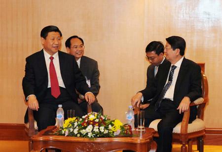Visiting Chinese Vice President Xi Jinping (L front) meets with Sok An, Cambodian deputy prime minister and minister of council of ministers, in Siemreab, Cambodia, Dec. 20, 2009. (Xinhua/Li Tao)