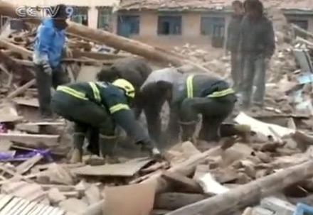 Members of a team of provincial public security firefighters used their hands to dig, as no heavy machinery had not arrived. 