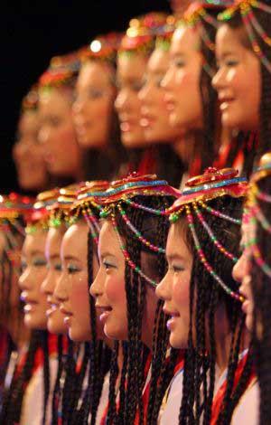 A&nbsp;chorus&nbsp;team&nbsp;perform&nbsp;at&nbsp;the&nbsp;second&nbsp;chorus&nbsp;festival&nbsp;held&nbsp;in&nbsp;Shaoxing,&nbsp;east&nbsp;China's&nbsp;Zhejiang&nbsp;Province,&nbsp;Nov.&nbsp;29,&nbsp;2009.&nbsp;Nearly&nbsp;1,000&nbsp;people&nbsp;of&nbsp;13&nbsp;chorus&nbsp;teams&nbsp;performed&nbsp;at&nbsp;the&nbsp;chorus&nbsp;festival&nbsp;in&nbsp;Shaoxing&nbsp;on&nbsp;Sunday.&nbsp;The&nbsp;2010&nbsp;world&nbsp;chorus&nbsp;competition&nbsp;will&nbsp;be&nbsp;held&nbsp;in&nbsp;Shaoxing&nbsp;from&nbsp;July&nbsp;15&nbsp;to&nbsp;26&nbsp;in&nbsp;2010.&nbsp;(Xinhua/Liang&nbsp;Yongfeng)