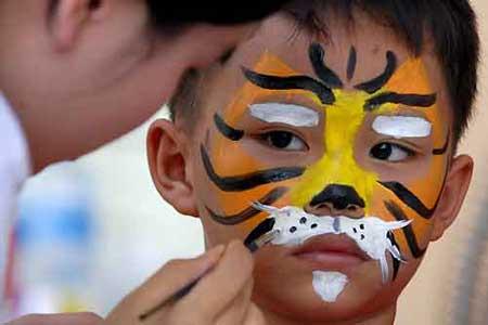 Malaysians celebrated Spring Festival with a tiger face-painting campaign on Saturday to raise awareness of conservation efforts for the dwindling tiger population in the country.