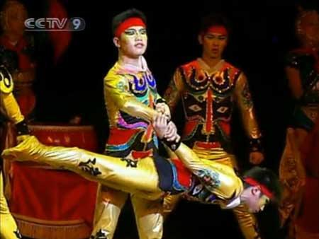 The acrobatic show "Mu Lan" dazzled local people and Chinese compatriots at "The State Theater" last Saturday night.
