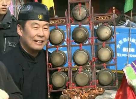 A&nbsp;strike&nbsp;of&nbsp;an&nbsp;large&nbsp;gong&nbsp;ushered&nbsp;in&nbsp;Beijing's&nbsp;first-ever&nbsp;Folk&nbsp;Percussions&nbsp;Festival.&nbsp;