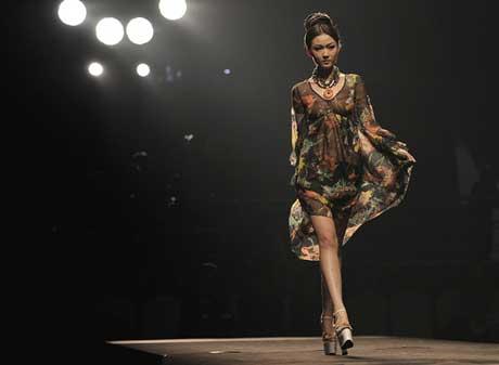 Their creative works were displayed on the catwalk to demonstrate the latest achievements of fashion education in China.