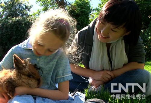 [静观英伦]专访达人秀缠蟒蛇的小女孩(201207