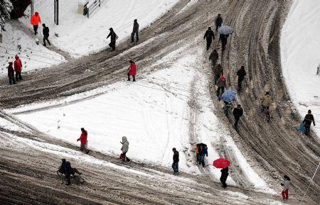 Pedestrians&nbsp;trudge&nbsp;through&nbsp;the&nbsp;snow&nbsp;in&nbsp;Zhengzhou,&nbsp;capital&nbsp;of&nbsp;central&nbsp;China's&nbsp;Henan&nbsp;Province,&nbsp;Nov.&nbsp;12,&nbsp;2009.&nbsp;Snowfall&nbsp;continued&nbsp;in&nbsp;most&nbsp;parts&nbsp;of&nbsp;north&nbsp;and&nbsp;northwest&nbsp;China&nbsp;on&nbsp;Thursday.&nbsp;(Xinhua/Wang&nbsp;Song)