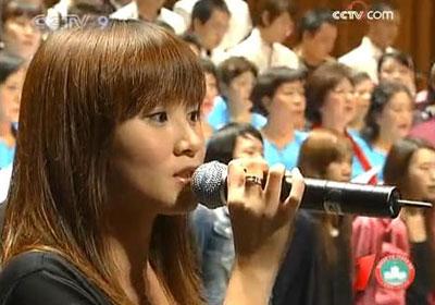 Ten years ago, Iong Wan Lam's rendition of Qizizhige was so popular that almost everyone could hum it. But Iong told us she wasn't chosen for her singing technique, but rather, her Macao accent.(CCTV.com)