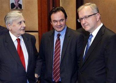 Greece's&nbsp;Finance&nbsp;Minister&nbsp;George&nbsp;Papaconstantinou&nbsp;is&nbsp;surrounded&nbsp;by&nbsp;European&nbsp;Central&nbsp;Bank&nbsp;(ECB)&nbsp;President&nbsp;Jean-Claude&nbsp;Trichet&nbsp;(L)&nbsp;and&nbsp;EU&nbsp;Economic&nbsp;Affairs&nbsp;Commissioner&nbsp;Olli&nbsp;Rehn&nbsp;(R)&nbsp;at&nbsp;the&nbsp;start&nbsp;of&nbsp;an&nbsp;Eurogroup&nbsp;finance&nbsp;ministers&nbsp;meeting&nbsp;at&nbsp;the&nbsp;EU&nbsp;Council&nbsp;in&nbsp;Brussels&nbsp;March&nbsp;15,&nbsp;2010.&nbsp;REUTERS/Francois&nbsp;Lenoir
