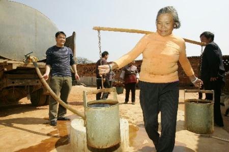 Local governments have rationed water to each household. 