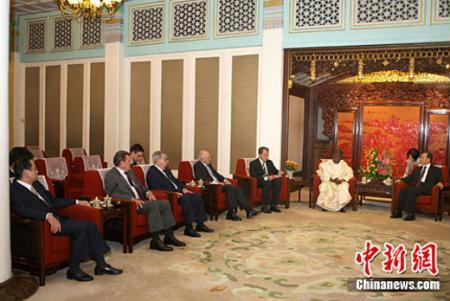 Premier Wen Jiabao met with foreign guests attending the forum, including former Nigerian President Olusegun Obasanjo, former European Commission President Romano Prodi, former Australian Prime Minister John Howard, former Russian Prime Minister Evgeni Primakov, former German Chancellor Gerhard Schroeder and former Japanese Prime Minister Yasuo Fukuda.