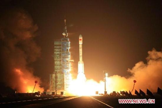 A Long March-2FT1 carrier rocket loaded with Tiangong-1 unmanned space lab module blasts off from the launch pad at the Jiuquan Satellite Launch Center in northwest China's Gansu Province, Sept. 29, 2011. (Xinhua/Wang Jianmin)