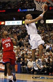 Dallas&nbsp;Mavericks'&nbsp;Jason&nbsp;Kidd,&nbsp;right,&nbsp;shoots&nbsp;on&nbsp;the&nbsp;fast&nbsp;break&nbsp;as&nbsp;Philadelphia&nbsp;76ers'&nbsp;Willie&nbsp;Green&nbsp;watches&nbsp;in&nbsp;the&nbsp;first&nbsp;half&nbsp;of&nbsp;an&nbsp;NBA&nbsp;basketball&nbsp;game,&nbsp;Monday,&nbsp;Nov.&nbsp;30,&nbsp;2009,&nbsp;in&nbsp;Dallas,&nbsp;Texas.(AP&nbsp;Photo/Mike&nbsp;Stone)