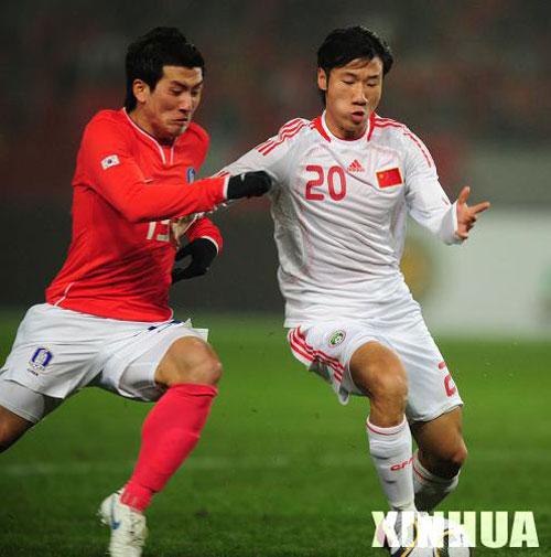 China's Rong Hao(R) vies with a player of South Korea during their Men's East Asian Championship soccer match in Tokyo February 10, 2010. China defeated South Korea 3-0.(Xinhua/Ji Chunpeng)