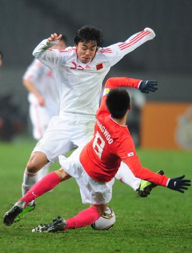 China's Zhao Xuri(L) vies with a player of South Korea during their Men's East Asian Championship soccer match in Tokyo February 10, 2010. China defeated South Korea 3-0.(Xinhua/Ji Chunpeng)