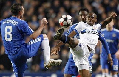 Chelsea's Frank Lampard, left, and Inter Milan's Samuel Eto'o battle for the ball during during a Champions League last 16 second leg soccer match at Chelsea's Stamford Bridge Stadium in London, Tuesday, March, 16, 2010. (AP Photo/Nick Potts, PA) 