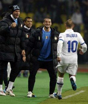 Inter Milan's Wesley Sneijder (R) celebrates after scoring against CSKA Moscow during their Champions League quarter-final, second leg soccer match at Luzhniki stadium in Moscow April 6, 2010. REUTERS/Grigory Dukor 