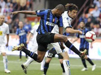 Inter Milan's Samuel Eto'o (L) fights for the ball with Atalanta's Federico Peluso during their Italian Serie A soccer match at the San Siro stadium in Milan April 24, 2010. REUTERS/Paolo Bona