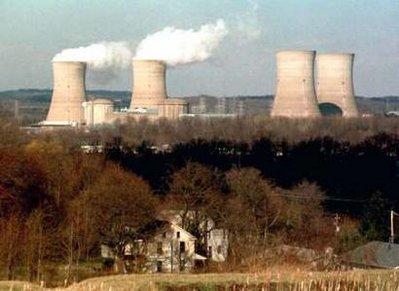 The Three Mile Island nuclear power plant south of Harrisburg, Pennsylvania, is pictured in this March 22, 1999 file photo. Federal officials are investigating a radiation leak at Three Mile Island, scene of the worst U.S. nuclear power accident, but said on Sunday that there was no threat to public health or safety. Picture taken March 22, 1999. REUTERS/Tim Shaffer/Files 