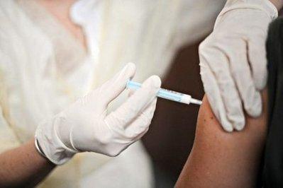 A&nbsp;person&nbsp;receives&nbsp;a&nbsp;A(H1N1)&nbsp;flu&nbsp;vaccine.&nbsp;Six&nbsp;severe&nbsp;allergic&nbsp;reactions&nbsp;to&nbsp;swine&nbsp;flu&nbsp;vaccinations&nbsp;have&nbsp;been&nbsp;observed&nbsp;in&nbsp;Canada,&nbsp;health&nbsp;authorities&nbsp;said&nbsp;Tuesday,&nbsp;adding&nbsp;that&nbsp;all&nbsp;of&nbsp;the&nbsp;individuals&nbsp;are&nbsp;feeling&nbsp;better.(AFP/File/Lionel&nbsp;Bonaventure)&nbsp;