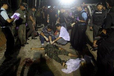 Thai&nbsp;police&nbsp;surround&nbsp;a&nbsp;militant&nbsp;killed&nbsp;in&nbsp;an&nbsp;ambush&nbsp;in&nbsp;Thailand's&nbsp;southern&nbsp;restive&nbsp;province&nbsp;of&nbsp;Narathiwat.&nbsp;Two&nbsp;soldiers&nbsp;and&nbsp;one&nbsp;militant&nbsp;were&nbsp;killed&nbsp;in&nbsp;a&nbsp;clash&nbsp;in&nbsp;Thailand's&nbsp;restive&nbsp;south&nbsp;Tuesday&nbsp;as&nbsp;security&nbsp;forces&nbsp;were&nbsp;preparing&nbsp;for&nbsp;a&nbsp;visit&nbsp;by&nbsp;the&nbsp;Malaysian&nbsp;and&nbsp;Thai&nbsp;leaders,&nbsp;police&nbsp;said.(AFP/Madaree&nbsp;Tohlala)&nbsp;