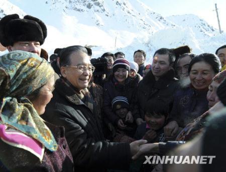 Chinese Premier Wen Jiabao visited blizzard-hit Xinjiang and promised to take effective measures to help people through the worst snow in Xinjiang in six decades.