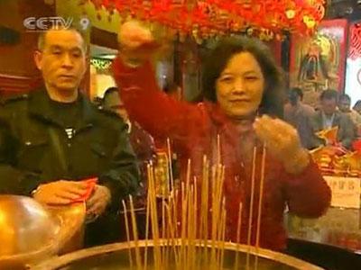 The first day of the Chinese Lunar New year is a perfect day to go to the temple and pray for abundance.(CCTV.com)
