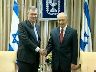 Israeli President Shimon Peres met with the United Nations Mideast envoy, Robert Serry on Wednesday and defended his country's plan. (CCTV.com)