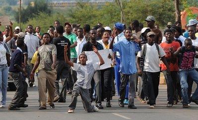 School&nbsp;children&nbsp;protest&nbsp;in&nbsp;Soweto,&nbsp;South&nbsp;Africa,&nbsp;Friday&nbsp;March&nbsp;19&nbsp;2010&nbsp;following&nbsp;a&nbsp;court&nbsp;decision&nbsp;to&nbsp;grant&nbsp;bail&nbsp;to&nbsp;a&nbsp;hip-hop&nbsp;artist&nbsp;accused&nbsp;of&nbsp;killing&nbsp;four&nbsp;children&nbsp;in&nbsp;a&nbsp;drag&nbsp;race.&nbsp;After&nbsp;a&nbsp;tense&nbsp;three-day&nbsp;hearing&nbsp;a&nbsp;judge&nbsp;freed&nbsp;Molemo&nbsp;Maarohanye,&nbsp;known&nbsp;as&nbsp;'Jub&nbsp;Jub,'&nbsp;on&nbsp;$&nbsp;1,300&nbsp;bail.&nbsp;(AP&nbsp;Photo)