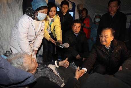 Chinese Premier Wen Jiabao (R) visits a Tibetan woman in Yushu, northwest China's Qinghai Province, April 15, 2010. Wen arrived here on Thursday to inspect the disaster relief work and visit quake-affected local people. (Xinhua/Fan Rujun) 