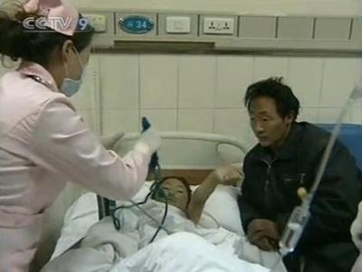 At the People's Hospital in Sichuan Province, medical staff are providing both physical and psychological treatment for those injured. (CCTV.com)
