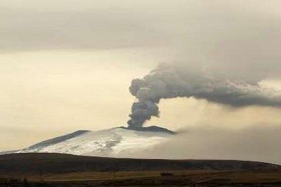 Ash and steam rise from an erupting volcano near Eyjafjallajokull, Iceland April 20, 2010. REUTERS/Lucas Jackson