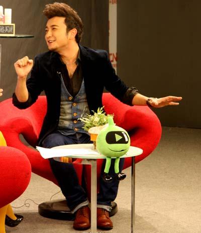 <em>尼格买提</em>做客《大时尚》 型男主播的另一面_时