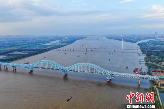 Nanjing Dashengguan Railway Bridge was the world's first six-line railway bridge and the longest span high-speed railway bridge when it was completed. Photo by Luo Bo