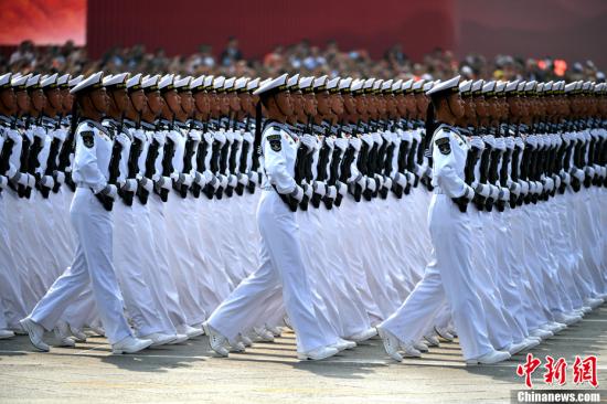 10月1日上午，庆祝中华人民共和国成立70周年大会在北京天安门广场隆重举行。图为受阅的海军方队。中新社记者 王东明 摄