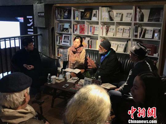 《印度电影简史》作家阿希什?拉贾德雅克萨14日在第三届平遥海外电影展举行新书共享会国产 人兽。　胡健　摄