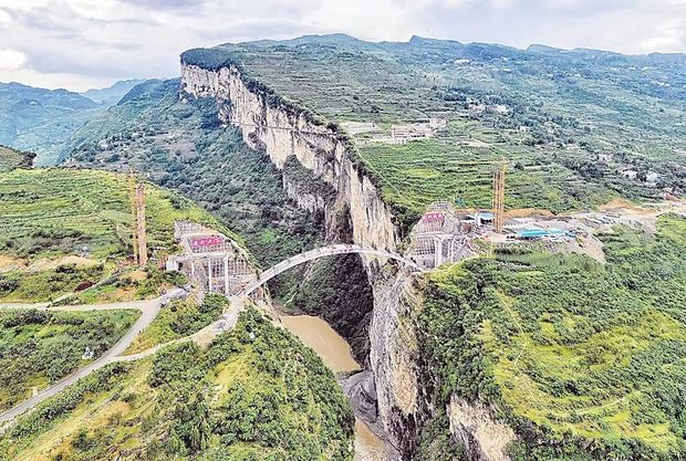 礼赞70年 :从上海经济保卫战到三大攻坚战