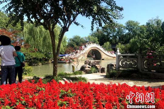 中外游客追逐月亮下扬州领略&ldquo;月亮城&rdquo;文化魅力