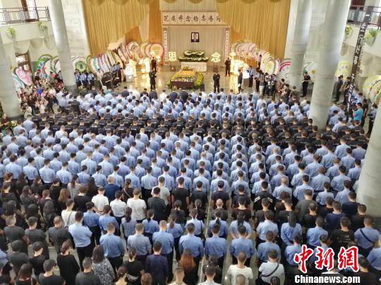 我的青春有穿警服的样子贵阳辅警杨志伟与嫌犯搏斗牺牲