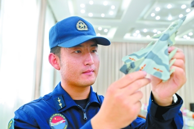 默默为空中梯队护航的无名英雄：把忠诚写在战鹰上