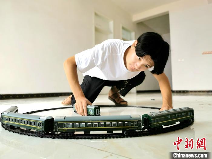 河南一农村大学生地里建“高铁” 正在建设“三期工程”