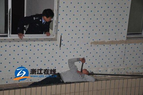 等他情绪稍有平息,王从志不失时机地冲他喊了声"我过来和你谈",然后趁