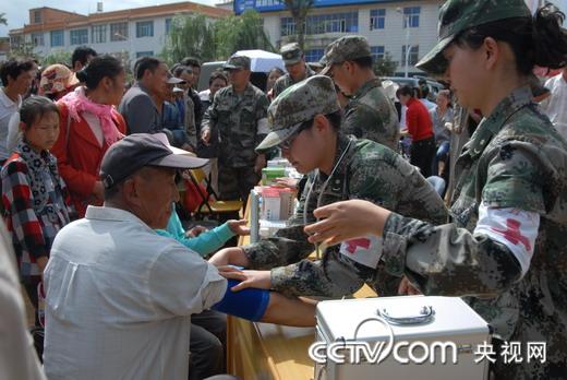 成都軍區聯勤某分部抗洪野戰醫療隊深入雲南洪災地區開展醫療巡診服務